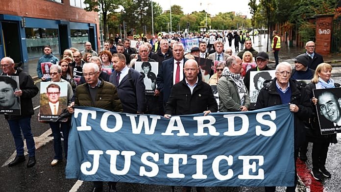 Las familias marchan al tribunal de Belfast al comenzar el juicio por el Domingo Sangriento