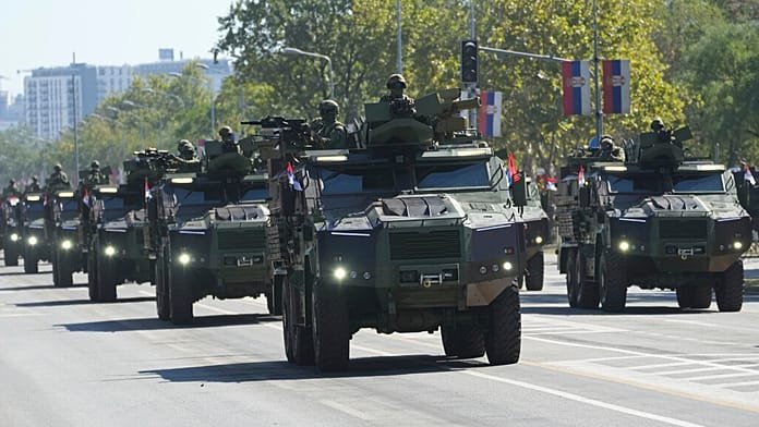 Serbia organiza el mayor desfile militar de la historia del país