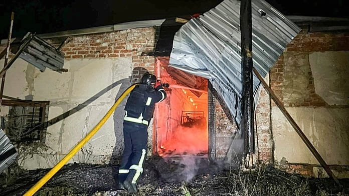 Edificio administrativo alcanzado en Járkov, dron ataca calle concurrida