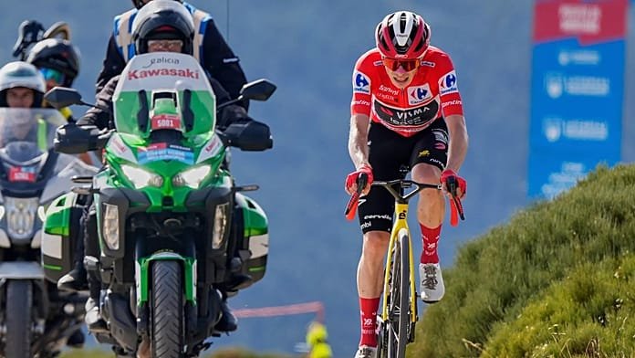 Unos 100 manifestantes pro-Palestina paralizan la Vuelta a España y obligan a desviar la etapa