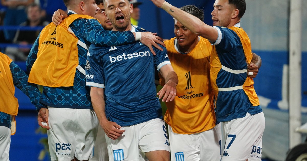 Racing sacó ventaja en Liniers: aprovechó el hombre de más y le ganó a Vélez con otro gol decisivo de Maravilla Martínez