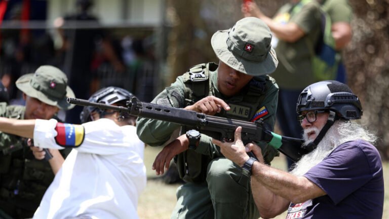 Maduro se apoya en Rusia ante crisis con EE. UU.; Trump niega plan para un "cambio de régimen" en Venezuela