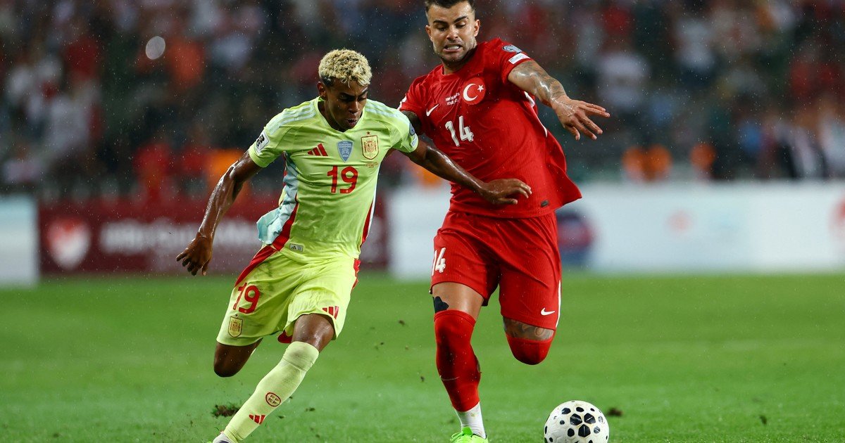 Lamine Yamal, el nuevo rey de la gambeta: la jugada maradoniana con cinco defensores en el camino en la goleada de España a Turquía