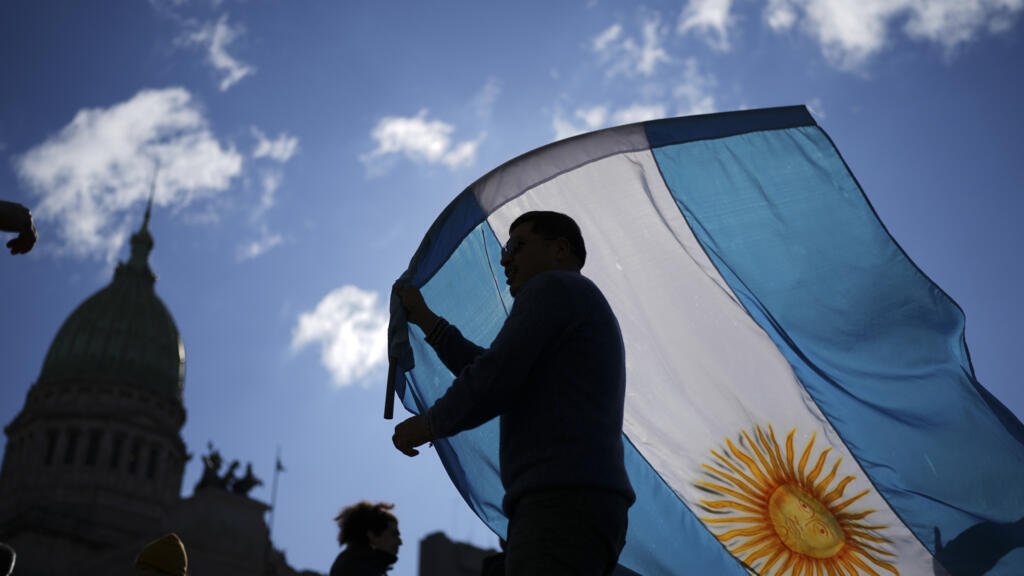 Argentina detrás del “déficit cero”, mientras Milei aboga por más inversión en áreas sociales