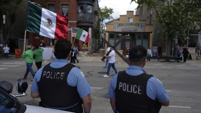 Chicago, ante el inminente envío de fuerzas federales, hay protestas y temor entre migrantes