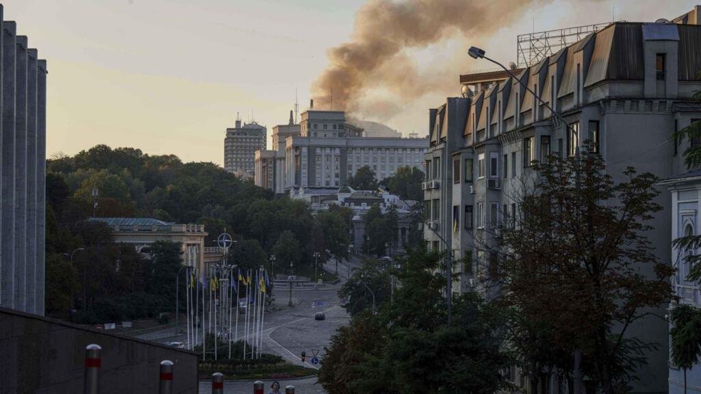 Edificio gubernamental en Kiev es alcanzado en el mayor ataque aéreo ruso desde el inicio de la guerra en Ucrania