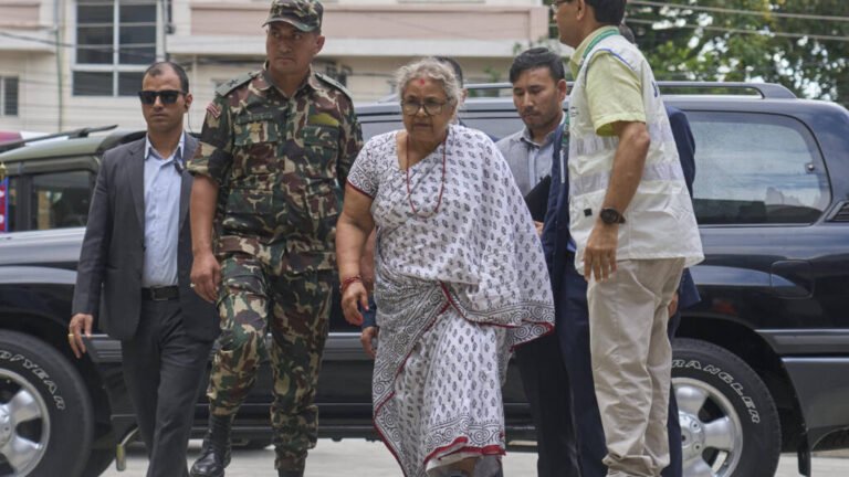 Primera ministra toma posesión en Nepal y fija un plazo de seis meses para su gobierno provisional