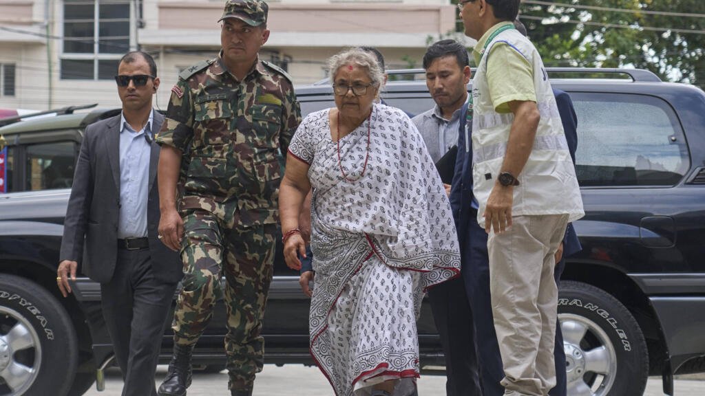 Primera ministra toma posesión en Nepal y fija un plazo de seis meses para su gobierno provisional