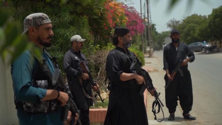 Pakistán: el miedo alimenta el próspero negocio de los guardaespaldas en Karachi