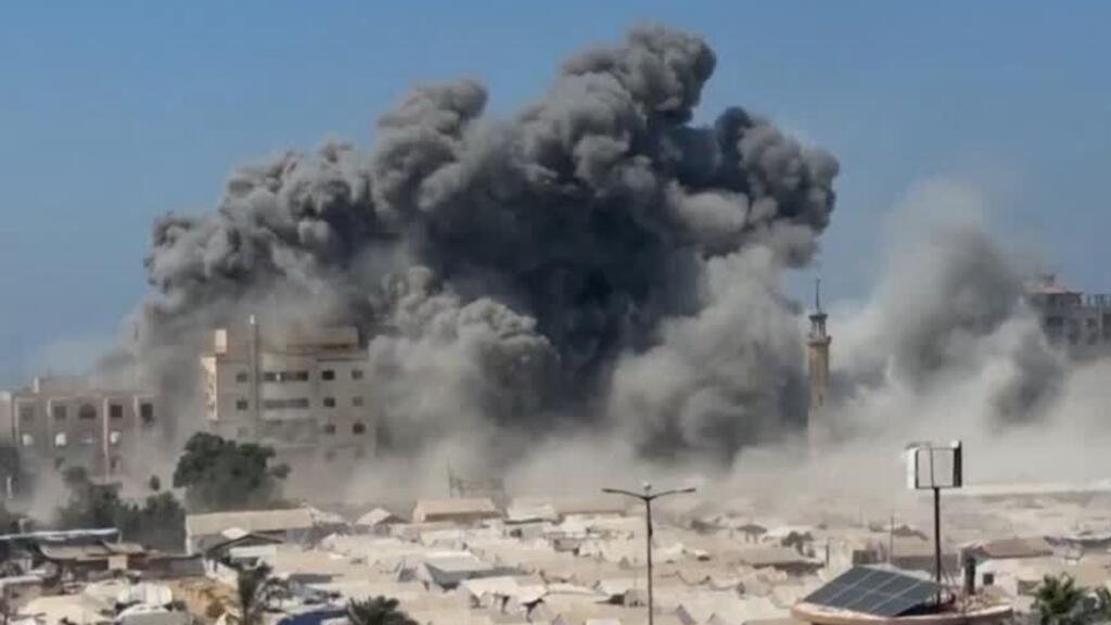 Mujeres gazatíes lloran a sus muertos mientras Israel avanza ofensiva en Ciudad de Gaza