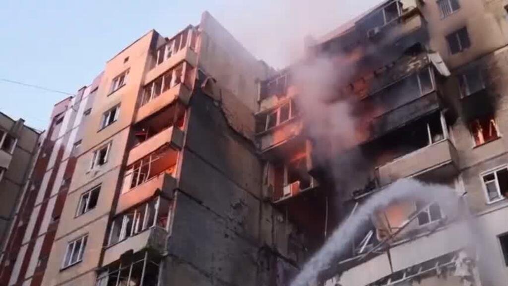 Guerra en Ucrania: mayor ataque aéreo ruso impacta barrios y edificio gubernamental en Kiev