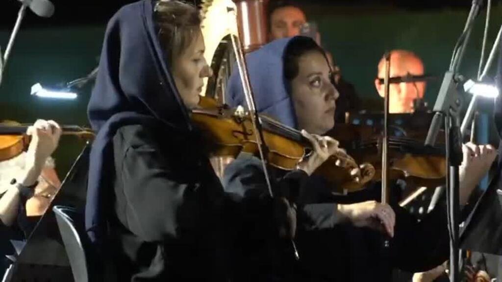 Persépolis, símbolo del Estado iraní, recibe a la Filarmónica de Armenia