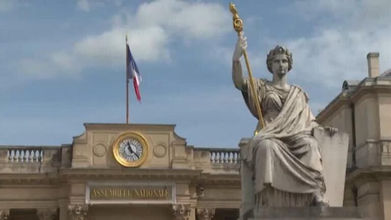 Proyectos de ley en Francia quedan en el limbo tras salida de primer ministro