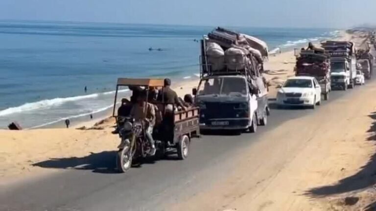 Los civiles huyen de Gaza en medio de bombardeos devastadores