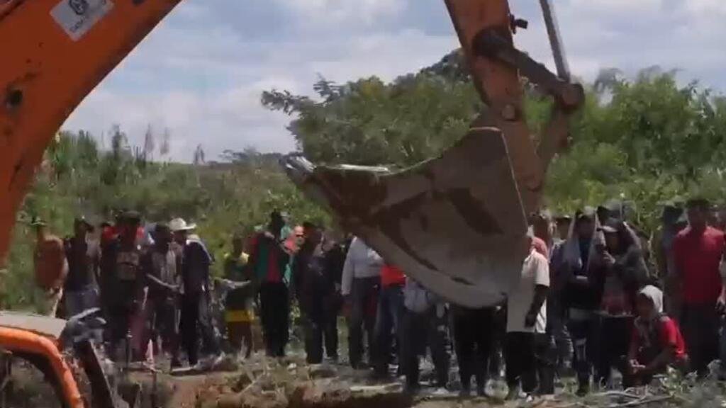 Autoridades colombianas intentan rescatar a 7 mineros atrapados a más de 20 metros de profundidad