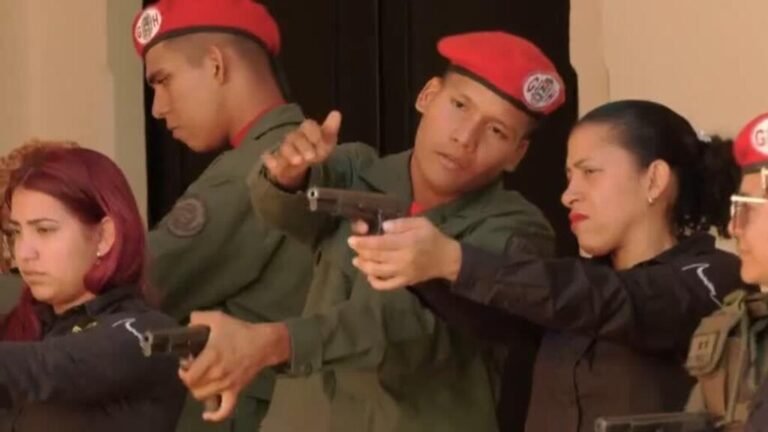 Venezolanos aprenden a usar armas para “defender a su país de EE. UU.”