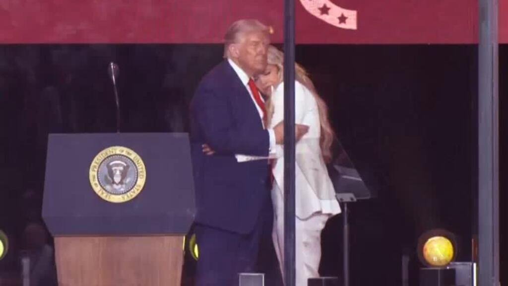 Donald Trump se despide de Charlie Kirk en multitudinario homenaje