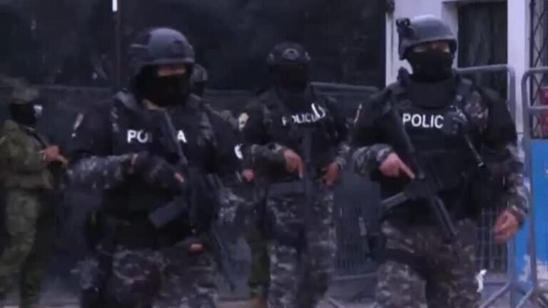 Violencia y caos tras el enfrentamiento de bandas criminales dentro de una cárcel ecuatoriana