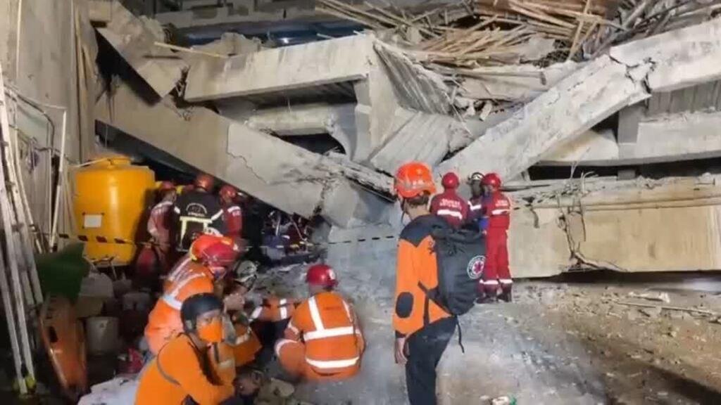 Indonesia: derrumbe de edificio escolar deja varios muertos y decenas de desaparecidos en Java