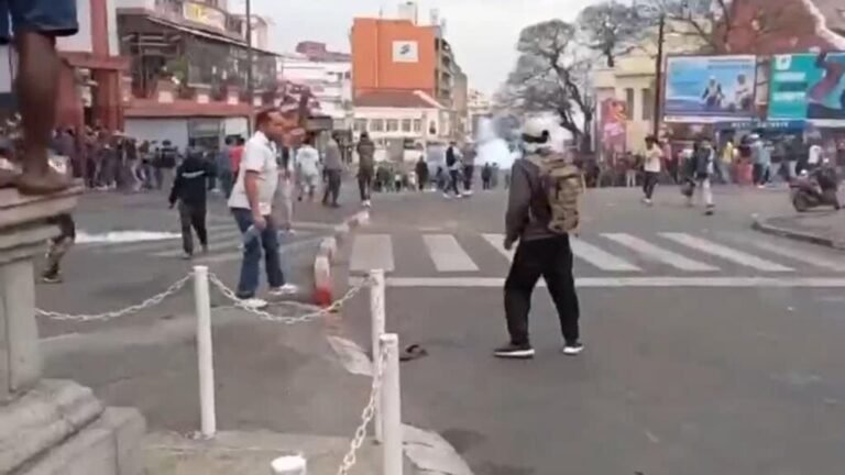 Protestas en contra del presidente de Madagascar pese a su anuncio de disolver Gobierno