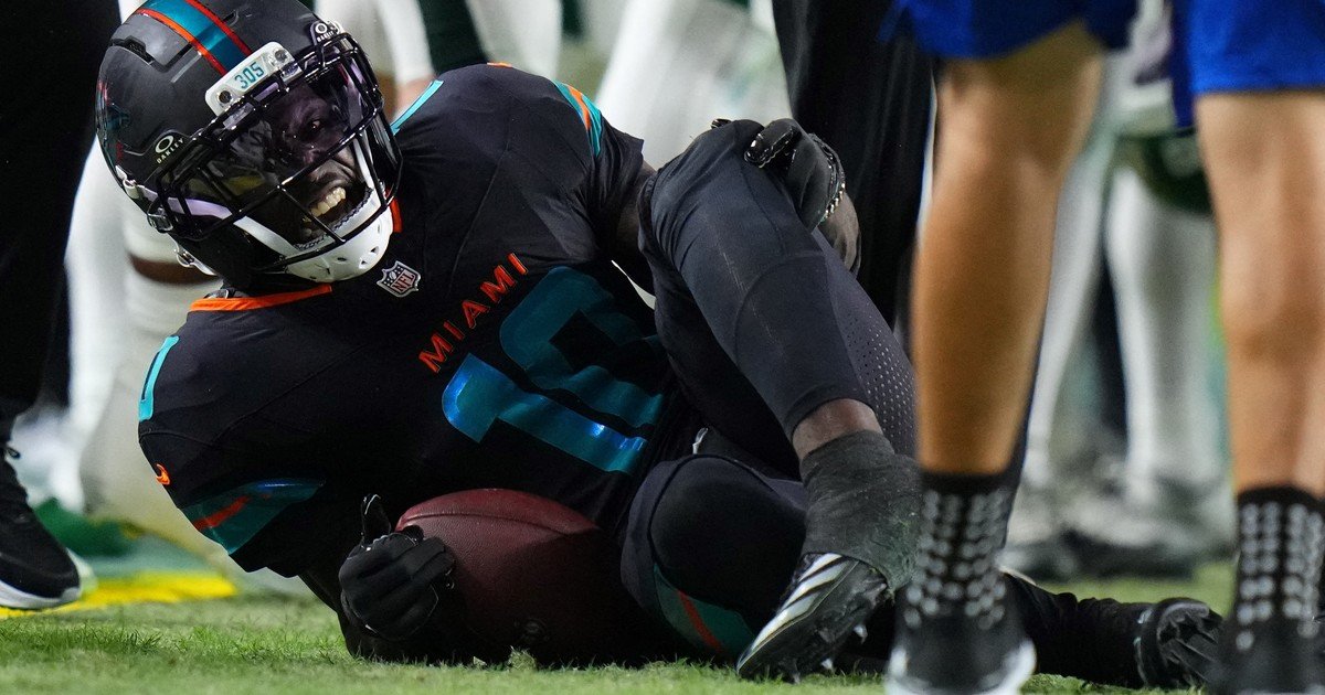 VIDEO: la devastadora lesión de rodilla que sufrió Tyreek Hill, estrella de los Miami Dolphins, y paralizó a la NFL