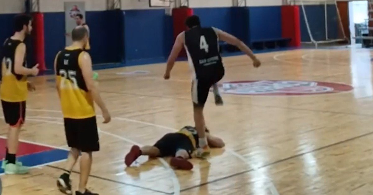 Codazo en el cuello y pisotón en la cabeza: la violenta reacción de un jugador de básquet amateur que terminó en escándalo