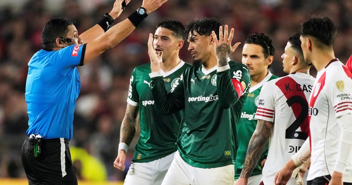 Los mejores memes de River vs Palmeiras, con foco en el confuso mensaje del árbitro Jesús Valenzuela