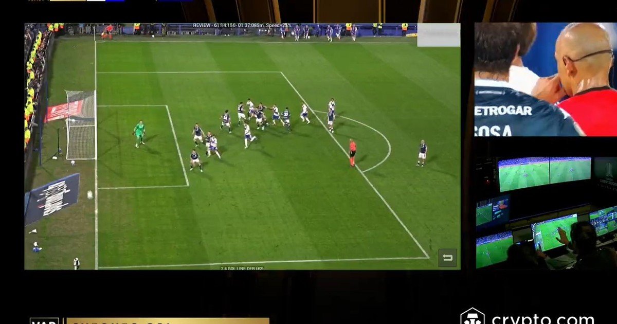 La jugada de la polémica en Vélez vs Racing, por la Copa Libertadores: el VAR encontró que la pelota salió en el empate anulado al 'Fortín'