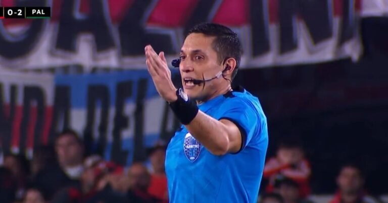 El penal de la polémica en River vs Palmeiras: el insólito momento en que el árbitro Valenzuela jugó al suspenso y confundió a todos con el VAR