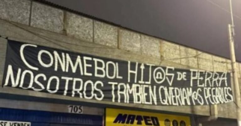 Las fuertes banderas de los hinchas de Alianza Lima para la U. de Chile, tras el escándalo con Independiente por la Copa Sudamericana