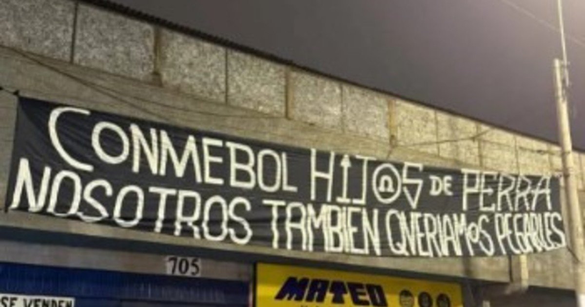 Las fuertes banderas de los hinchas de Alianza Lima para la U. de Chile, tras el escándalo con Independiente por la Copa Sudamericana