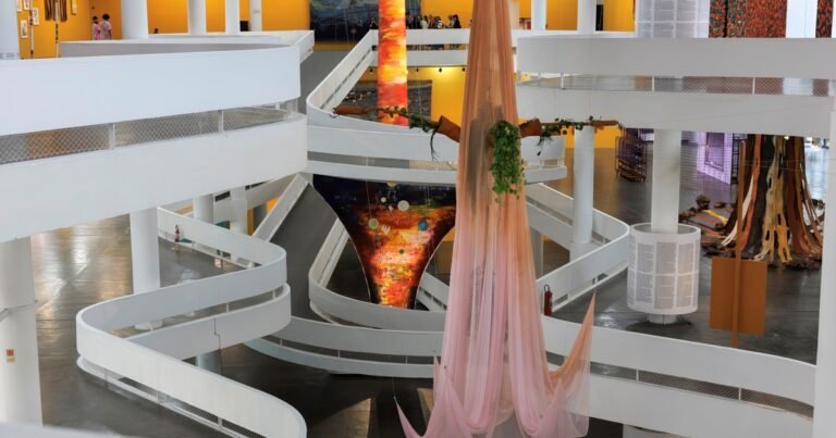 Performance coral y curaduría africana marcan el inicio de la Bienal de San Pablo 2025