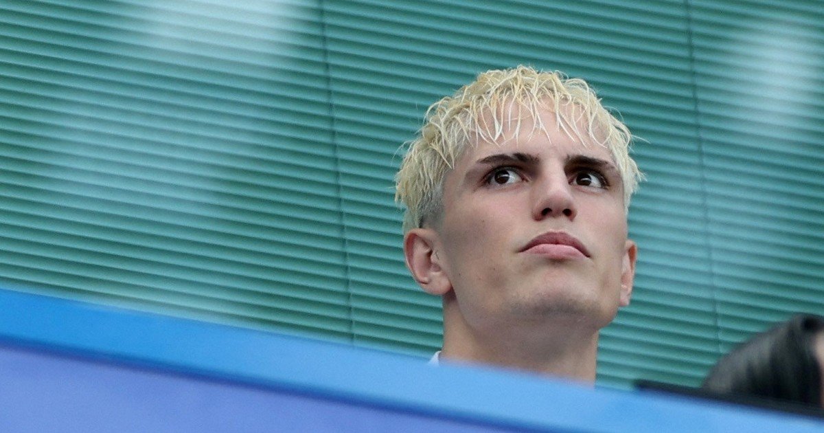 Alejandro Garnacho firmó hace dos semanas con Chelsea pero el debut en su nuevo equipo se demora: "Le falta trabajo"