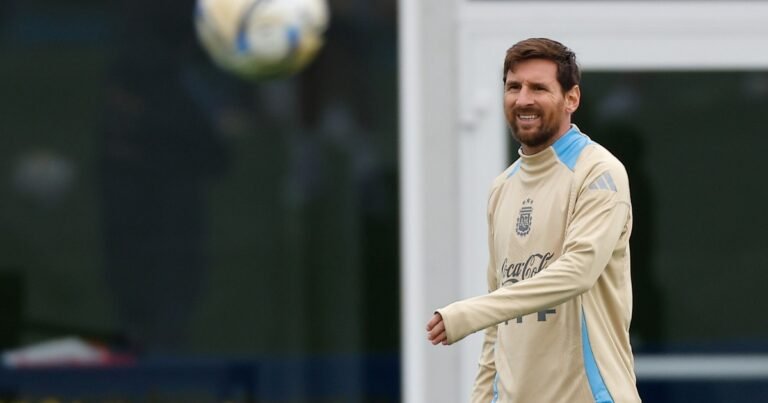 A qué hora juega la Selección Argentina vs Venezuela, por las Eliminatorias 2026: formaciones y dónde ver el partido en vivo