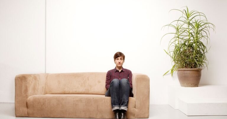 ‘La joven artista’: la novela que muestra la fragilidad, la búsqueda y los clichés del arte contemporáneo