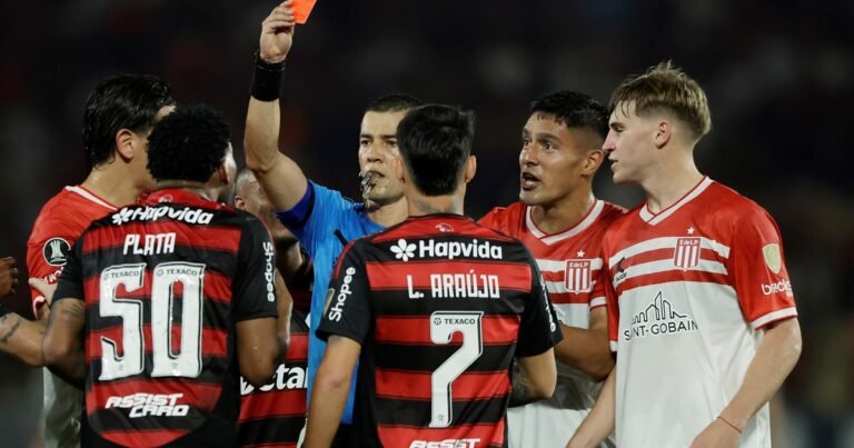 Se difundió el audio del VAR de la polémica en Flamengo vs Estudiantes: la Conmebol reconoció que fue un error la expulsión de Gonzalo Plata