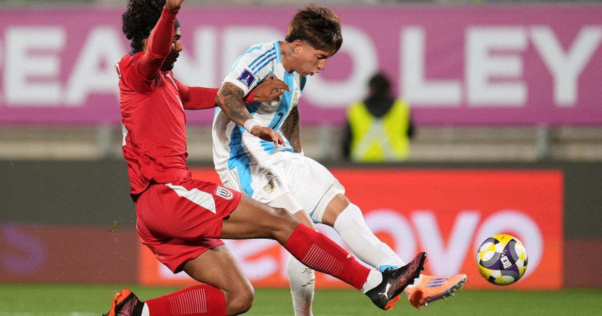 La impotencia de Placente tras sus dos pedidos de tarjeta verde: el árbitro no le dio penal y dejó a la Sub 20 de Argentina con 10