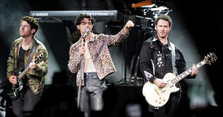 La estrategia nostálgica de los Jonas Brothers para llenar estadios: reúnen bandas separadas y les dan a sus fans lo que quieren