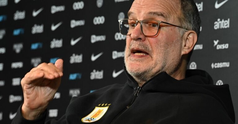 Marcelo Bielsa clasificó a Uruguay en el Mundial 2026 pero en conferencia le puso un freno a la alegría con su recuerdo más triste como DT