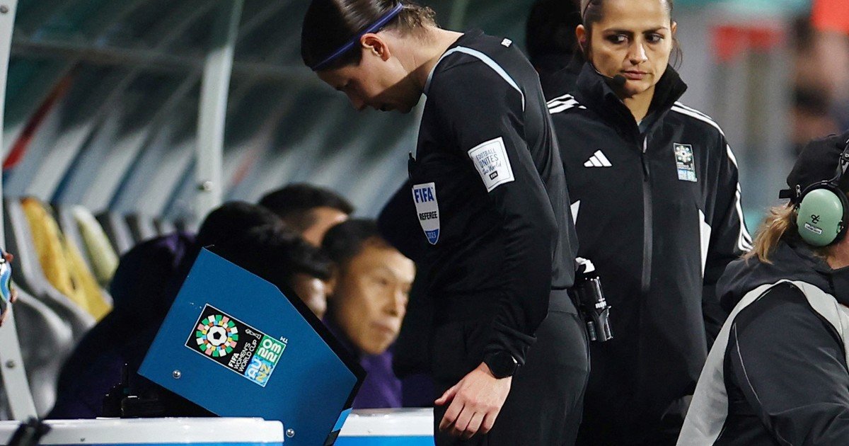 Qué es el 'FVS', el nuevo soporte de videoarbitraje que reemplazará al VAR en el Mundial Sub 20 de Chile 2025, donde jugará Argentina