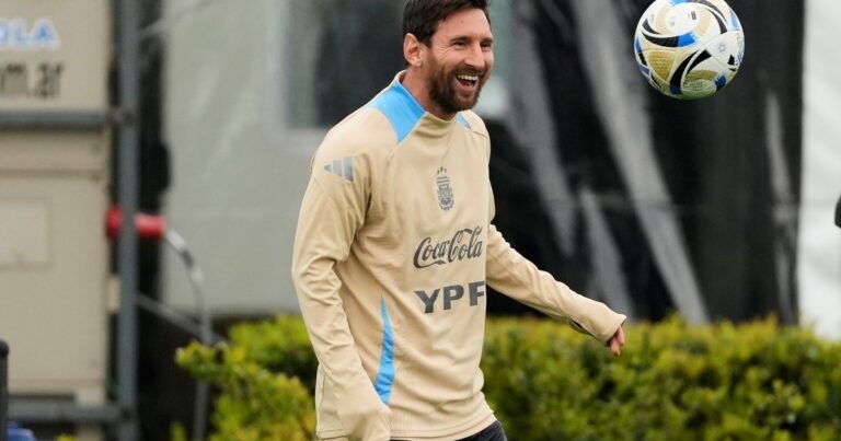 A qué hora juega la Selección Argentina con Lionel Messi vs Venezuela, por las Eliminatorias 2026: probables formaciones y dónde verlo