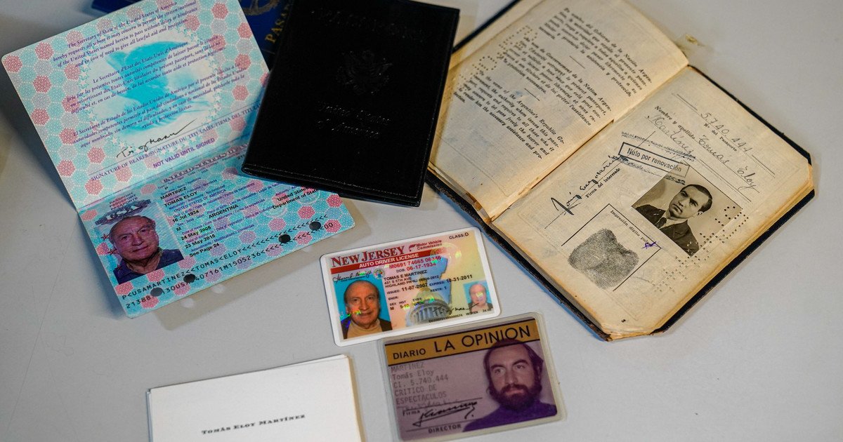 Secretos, perlas y recuerdos del archivo de Tomás Eloy Martínez, que sus herederos donaron a la Biblioteca Nacional