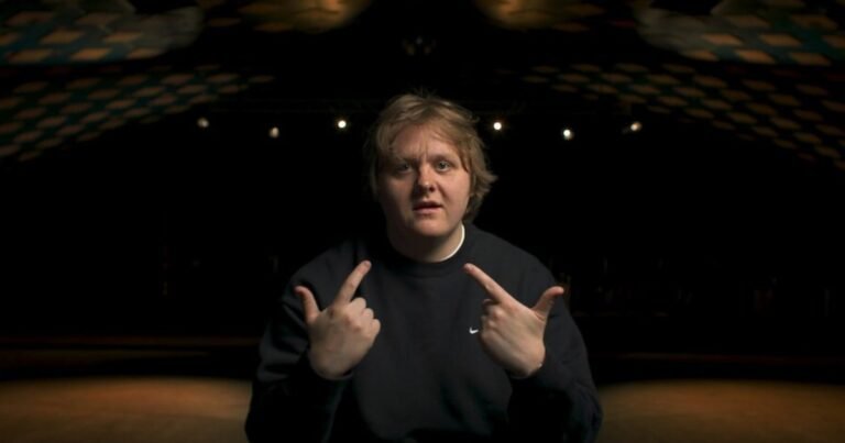 Lewis Capaldi: el ascenso a la fama del cantante escocés, el síndrome de Tourette que lo alejó de la música y su regreso en Lollapalooza Argentina 2026