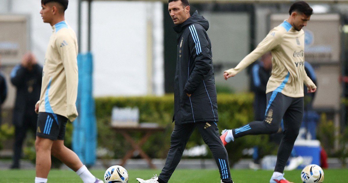 Scaloni repartió pecheras en la práctica abierta de la Selección: la formación 'juvenil' con la que rodeó a Messi antes del partido vs Venezuela