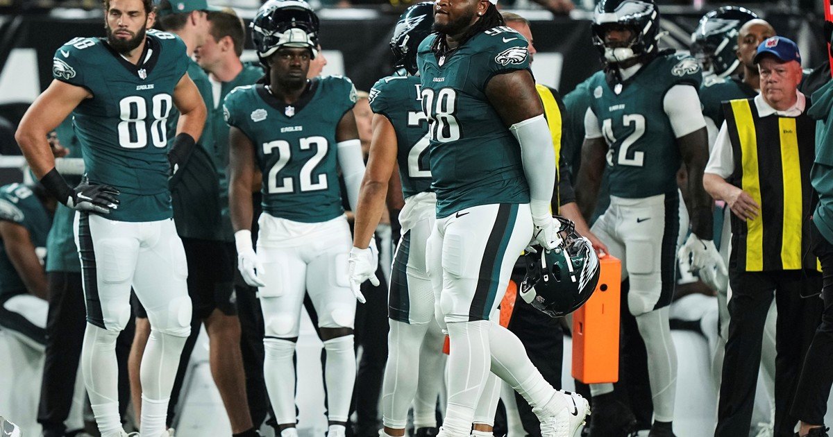 Insólito arranque de la NFL: expulsión a los seis segundos por escupir a un rival y tormenta eléctrica en el partido inaugural