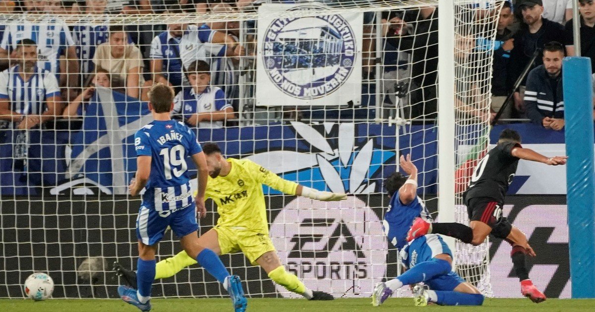 Alexis Sánchez, goleador inoxidable para el Sevilla de Almeyda, que le ganó al Alavés de Coudet y logró su segundo triunfo en LaLiga