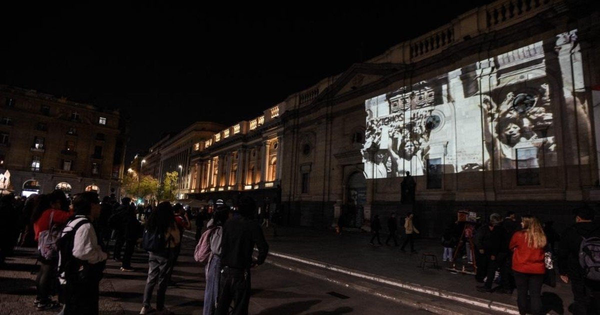 Santiago iluminó sus edificios para recordar a las víctimas de la dictadura de Pinochet