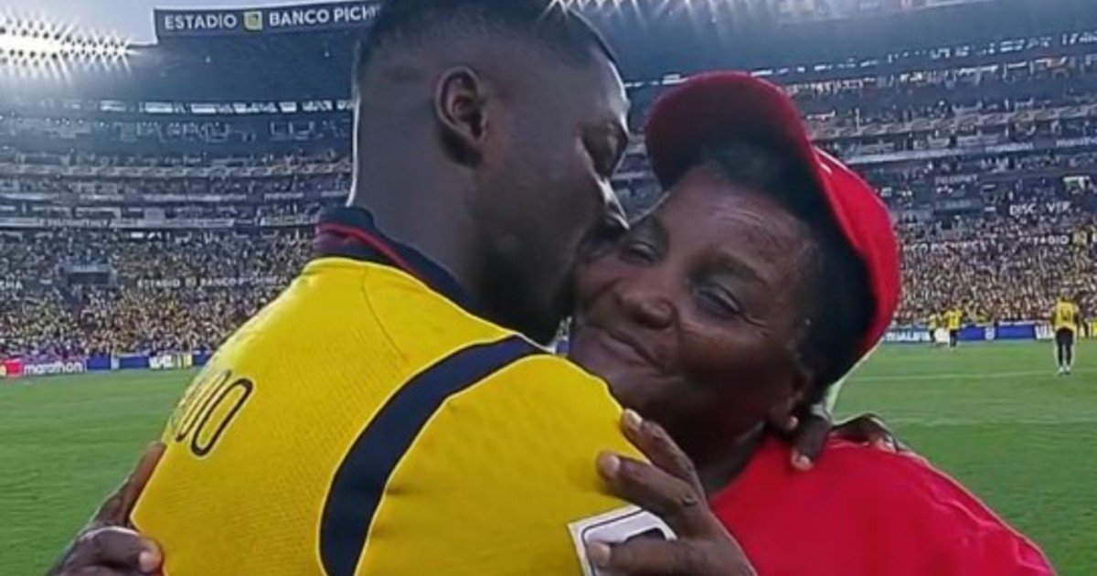 Quién es la mujer llevó la pelota y abrazó a Moisés Caicedo antes del duelo entre Ecuador y Argentina en Guayaquil