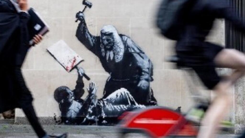 Banksy reaparece en Londres con mural sobre la justicia tras la detención de activistas propalestinos