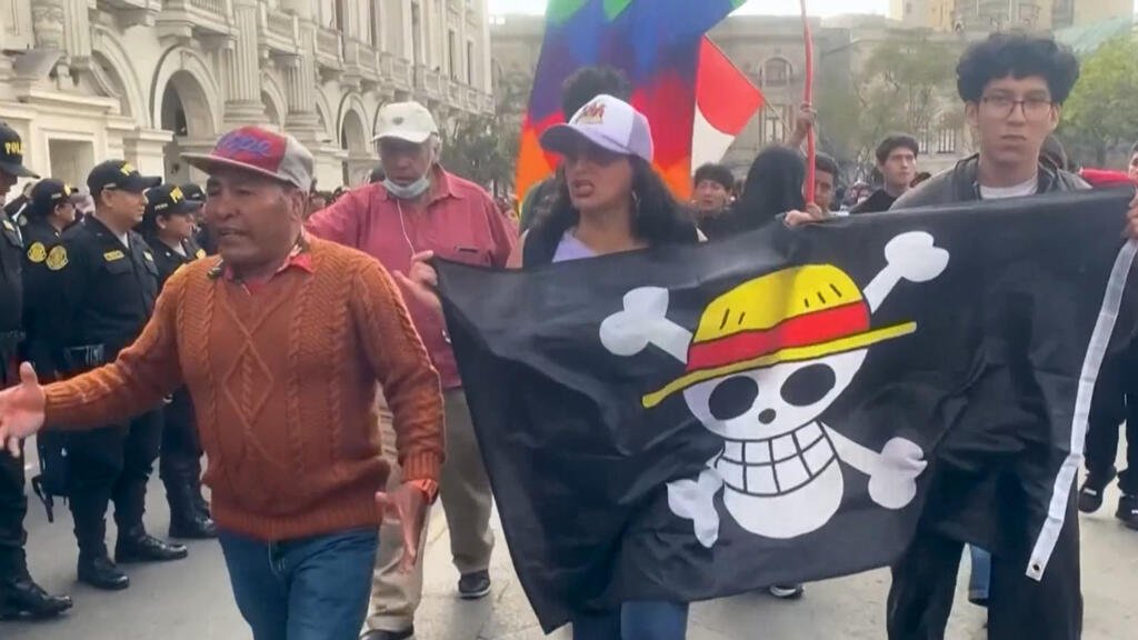 Jóvenes peruanos se manifiestan contra la presidenta Dina Boluarte con la bandera de 'One Piece'